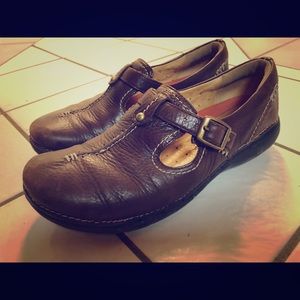 Clarks women’s leather shoe size 8 brown